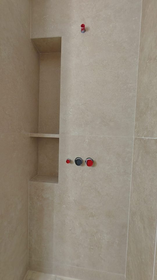 LA FARGES - PROJETS RENOVATION CONSTRUCTION D UNE TERRASSE EN PORTE A FAUX ET RENOVATION GLOBALE INTERIEURES A NICE SALLE DE BAIN