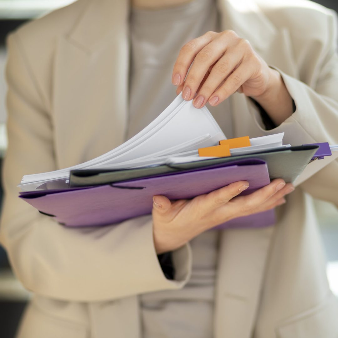 jeune-adulte-organisant-des-documents